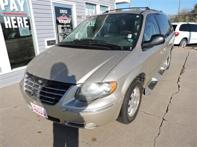 2005 Chrysler Town & Country Touring   - Photo 2 - Grand Island, NE 68801