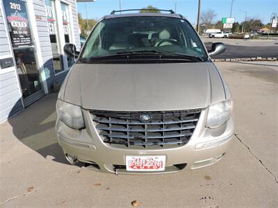 2005 Chrysler Town & Country Touring   - Photo 3 - Grand Island, NE 68801