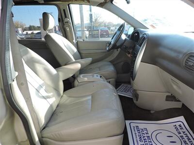 2005 Chrysler Town & Country Touring   - Photo 17 - Grand Island, NE 68801