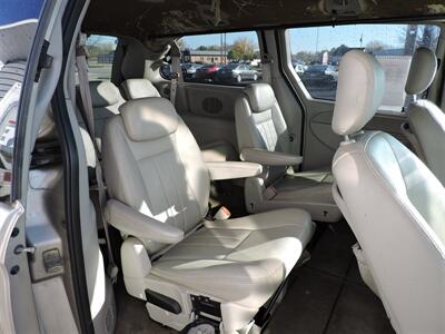 2005 Chrysler Town & Country Touring   - Photo 15 - Grand Island, NE 68801