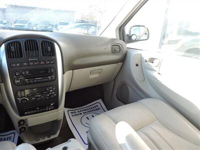 2005 Chrysler Town & Country Touring   - Photo 11 - Grand Island, NE 68801