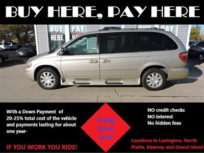 2005 Chrysler Town & Country Touring   - Photo 1 - Grand Island, NE 68801