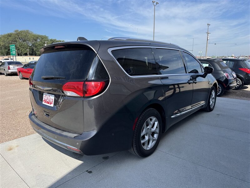 2018 Chrysler Pacifica Touring L Plus - Photo 6 - Lexington, NE 68850