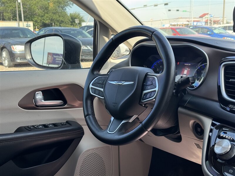 2018 Chrysler Pacifica Touring L Plus - Photo 3 - Lexington, NE 68850