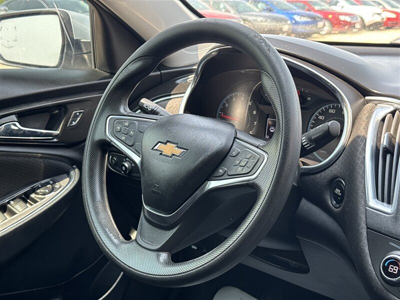 2020 Chevrolet Malibu LT - Photo 3 - Lexington, NE 68850