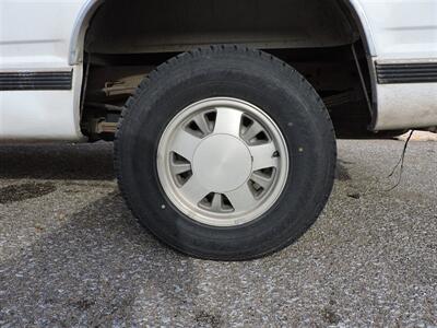 1996 Chevrolet C1500 Cheyenne   - Photo 8 - Kearney, NE 68847