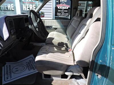 1993 Chevrolet C1500 Cheyenne   - Photo 9 - Grand Island, NE 68801