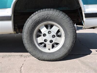 1993 Chevrolet C1500 Cheyenne   - Photo 8 - Grand Island, NE 68801