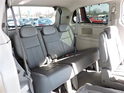 2008 Chrysler Town & Country Touring   - Photo 12 - Grand Island, NE 68801