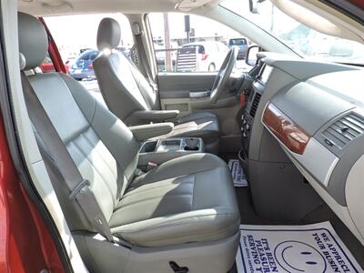 2008 Chrysler Town & Country Touring   - Photo 10 - Grand Island, NE 68801
