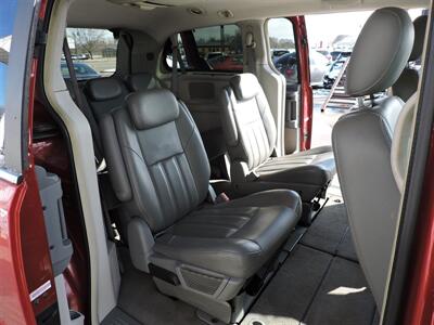 2008 Chrysler Town & Country Touring   - Photo 11 - Grand Island, NE 68801