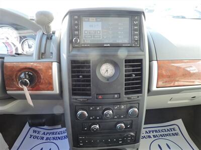 2008 Chrysler Town & Country Touring   - Photo 18 - Grand Island, NE 68801