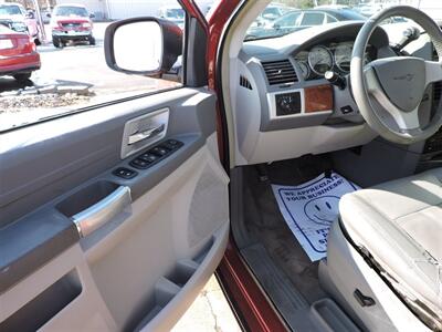 2008 Chrysler Town & Country Touring   - Photo 16 - Grand Island, NE 68801