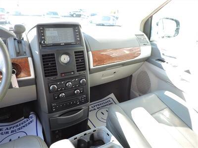 2008 Chrysler Town & Country Touring   - Photo 15 - Grand Island, NE 68801