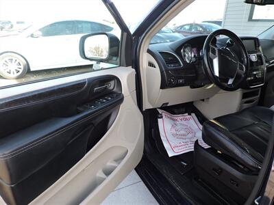2015 Chrysler Town & Country Touring   - Photo 17 - Lexington, NE 68850