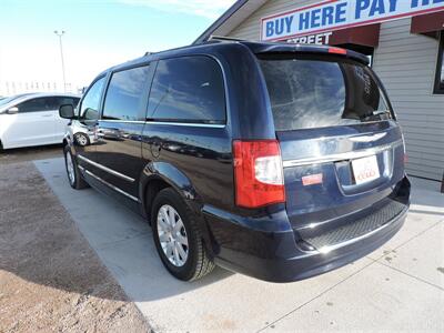 2015 Chrysler Town & Country Touring   - Photo 7 - Lexington, NE 68850