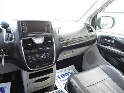 2015 Chrysler Town & Country Touring   - Photo 16 - Lexington, NE 68850