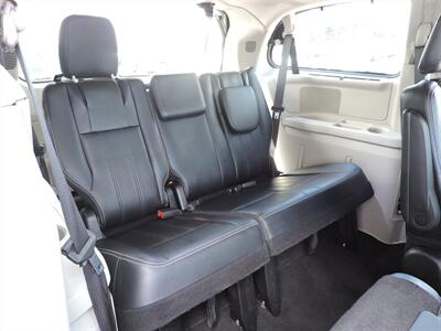 2015 Chrysler Town & Country Touring   - Photo 12 - Lexington, NE 68850