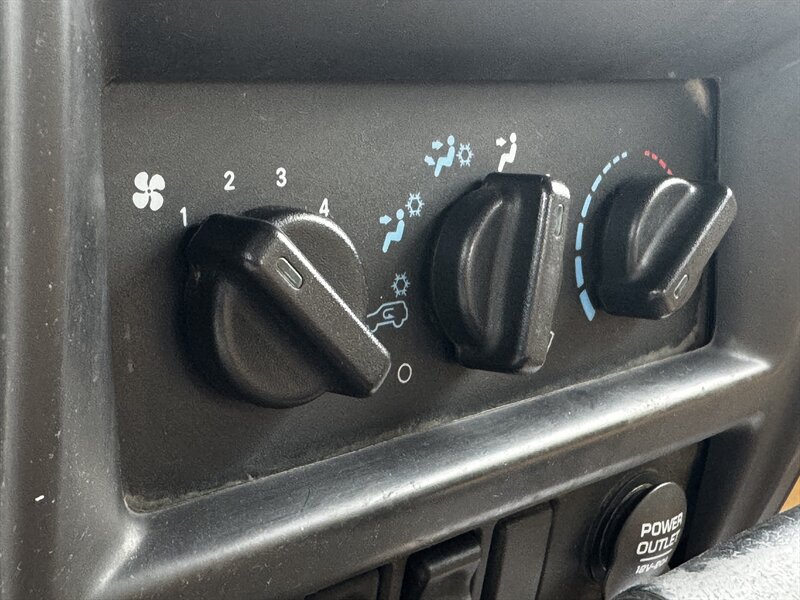 1998 Jeep Cherokee SE - Photo 17 - Grand Island, NE 68801