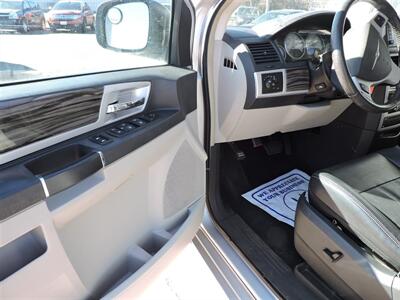 2010 Chrysler Town & Country Touring   - Photo 17 - Grand Island, NE 68801