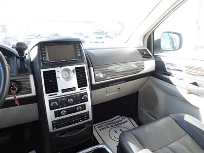 2010 Chrysler Town & Country Touring   - Photo 11 - Grand Island, NE 68801