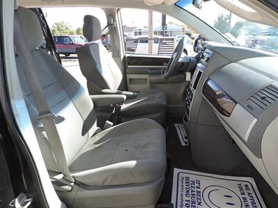2010 Chrysler Town & Country Touring   - Photo 10 - Grand Island, NE 68801