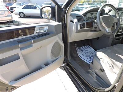 2010 Chrysler Town & Country Touring   - Photo 15 - Grand Island, NE 68801