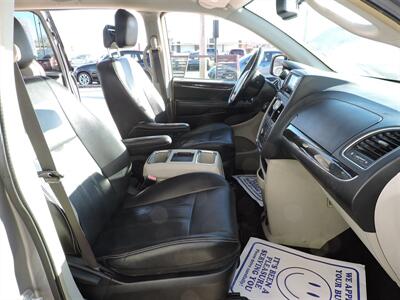 2015 Chrysler Town & Country Touring   - Photo 10 - Lexington, NE 68850