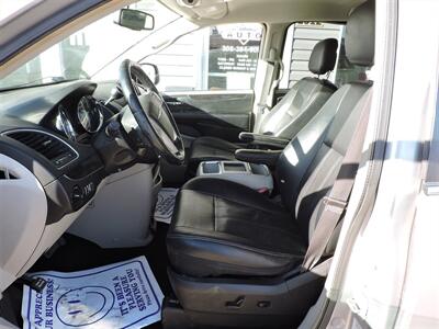 2015 Chrysler Town & Country Touring   - Photo 9 - Lexington, NE 68850