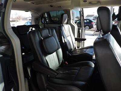 2015 Chrysler Town & Country Touring   - Photo 11 - Lexington, NE 68850