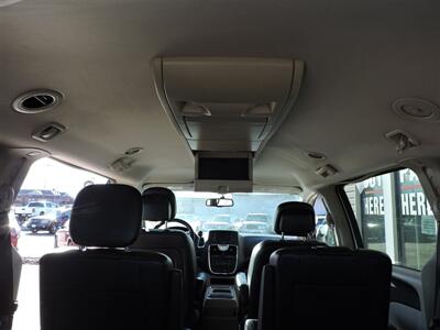 2015 Chrysler Town & Country Touring   - Photo 13 - Lexington, NE 68850