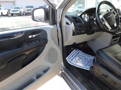 2015 Chrysler Town & Country Touring   - Photo 16 - Grand Island, NE 68801