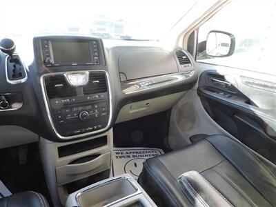 2015 Chrysler Town & Country Touring   - Photo 15 - Grand Island, NE 68801