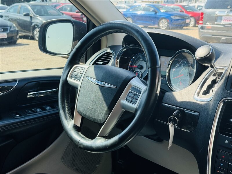 2014 Chrysler Town & Country Touring-L - Photo 12 - Lexington, NE 68850