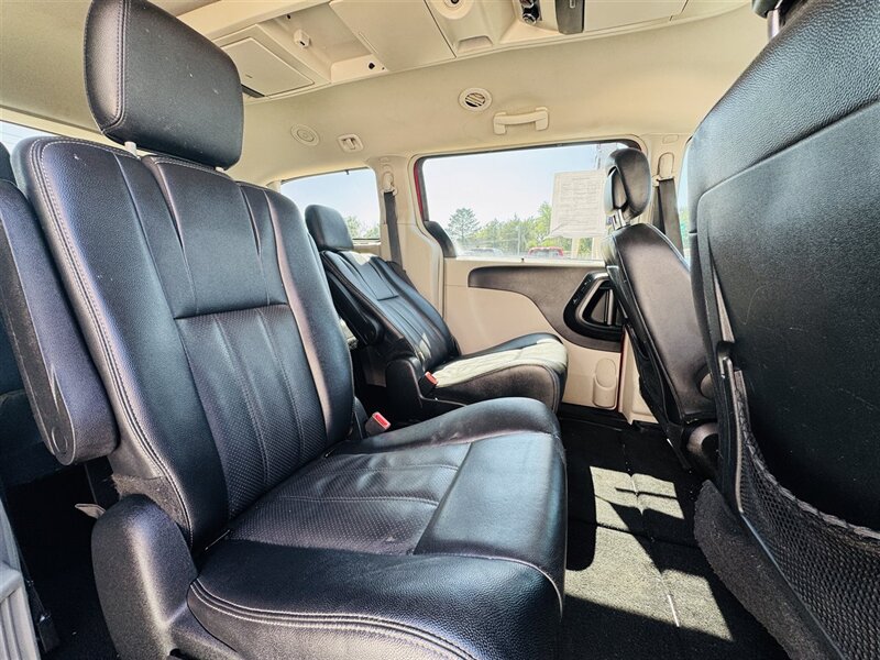 2014 Chrysler Town & Country Touring-L - Photo 10 - Lexington, NE 68850