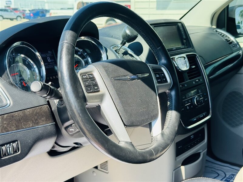 2014 Chrysler Town & Country Touring-L - Photo 3 - Lexington, NE 68850