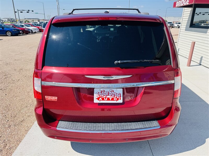 2014 Chrysler Town & Country Touring-L - Photo 7 - Lexington, NE 68850