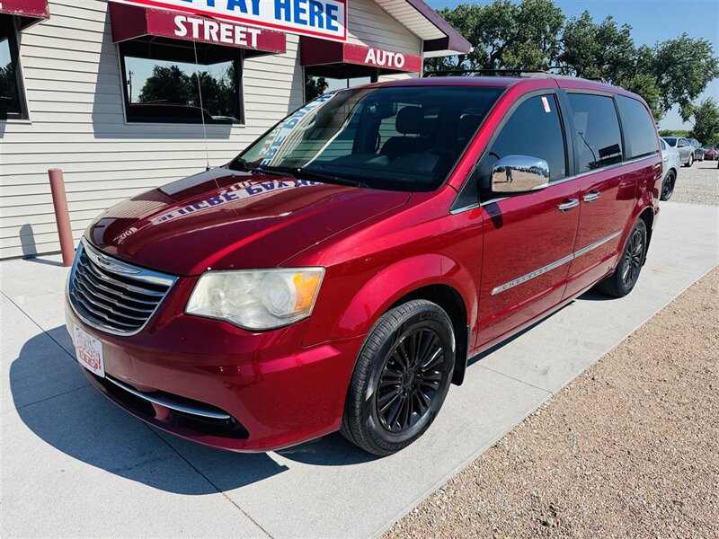 2014 Chrysler Town & Country Touring-L - Photo 5 - Lexington, NE 68850