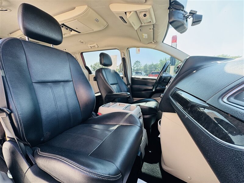 2014 Chrysler Town & Country Touring-L - Photo 9 - Lexington, NE 68850