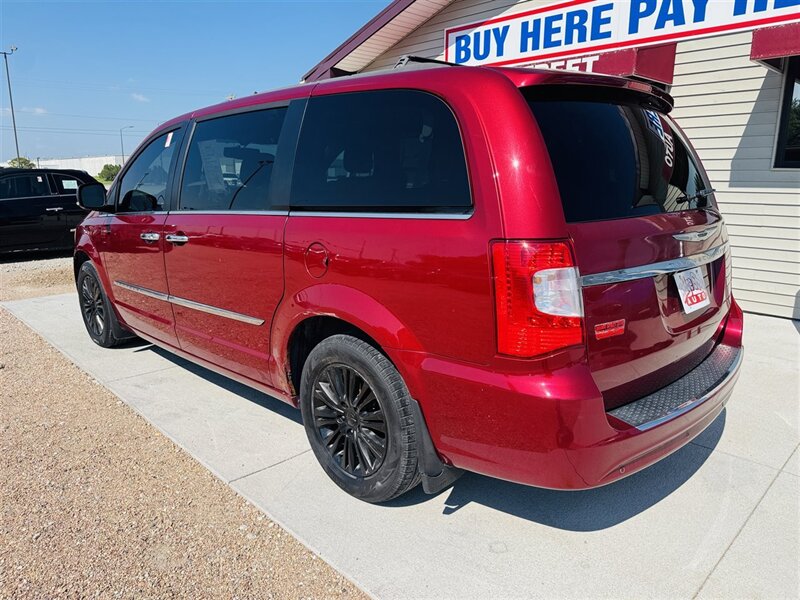 2014 Chrysler Town & Country Touring-L - Photo 8 - Lexington, NE 68850