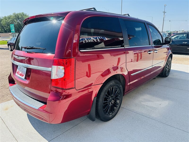 2014 Chrysler Town & Country Touring-L - Photo 6 - Lexington, NE 68850