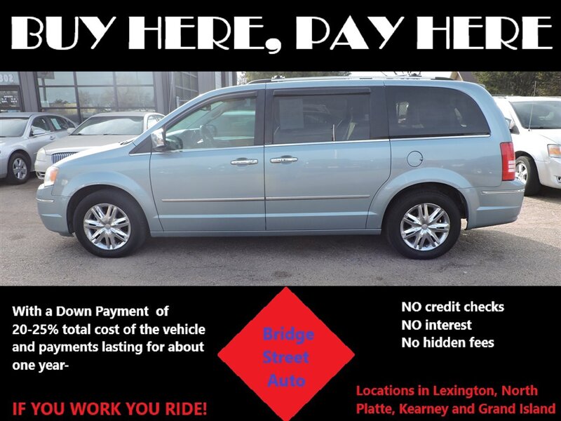 2008 Chrysler Town & Country Limited's photo