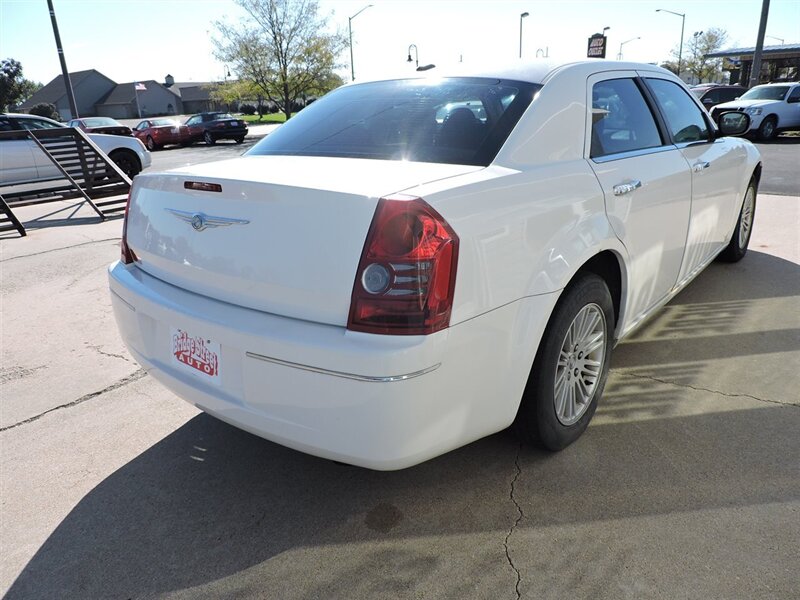 2010 Chrysler 300 Touring photo 4