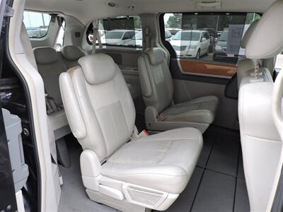 2010 Chrysler Town & Country Limited   - Photo 13 - Lexington, NE 68850