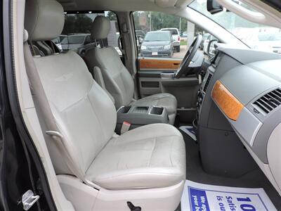 2010 Chrysler Town & Country Limited   - Photo 16 - Lexington, NE 68850