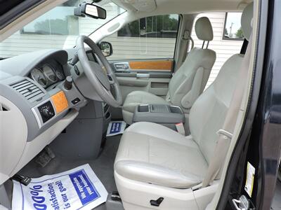 2010 Chrysler Town & Country Limited   - Photo 9 - Lexington, NE 68850