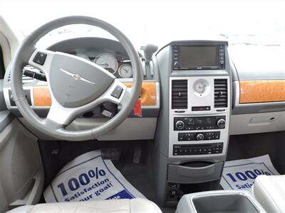 2010 Chrysler Town & Country Limited   - Photo 10 - Lexington, NE 68850