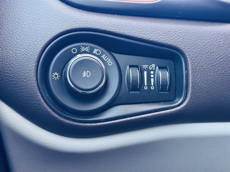 2015 Jeep Renegade Limited - Photo 15 - Lexington, NE 68850