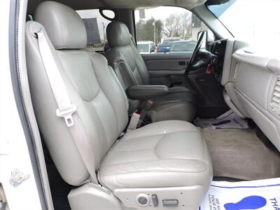 2005 GMC Sierra 1500 SLE   - Photo 10 - Lexington, NE 68850