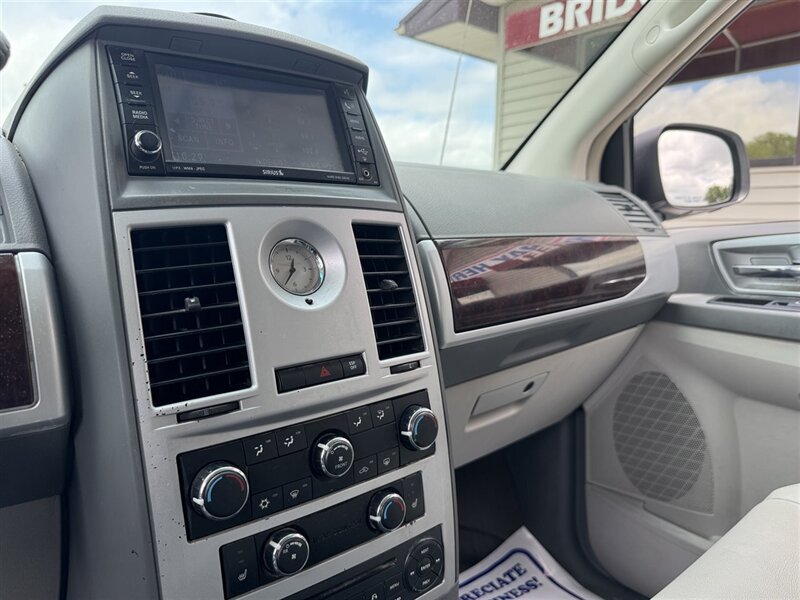 2009 Chrysler Town & Country Touring - Photo 17 - Lexington, NE 68850